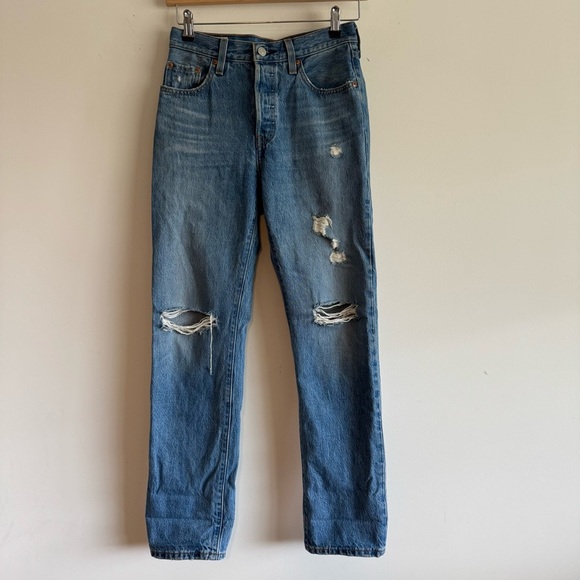 Levi's Women's 501 Original Fit Button Fly Classic Distressed Jeans 25 - Picture 2 of 10